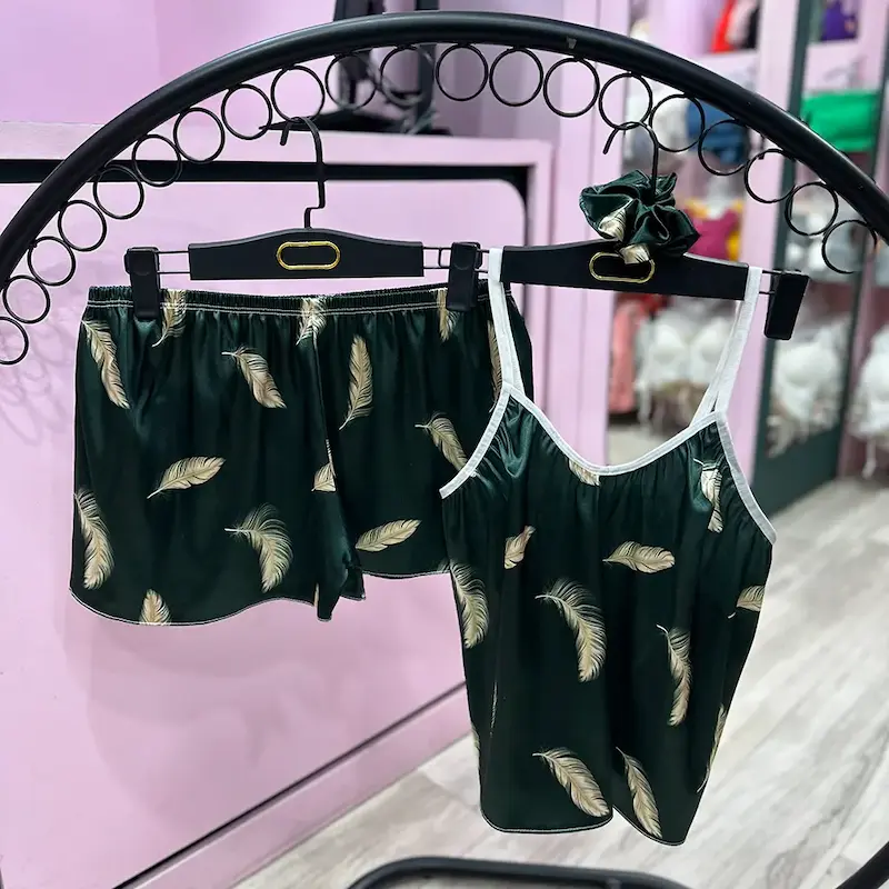 ست لباس خواب ساتن زنانه فانتزی 5757 طرح پر سبز