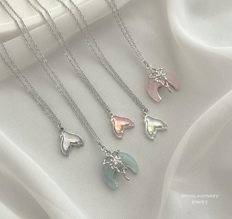 گردنبند هولوگرامی دم وال و ماه