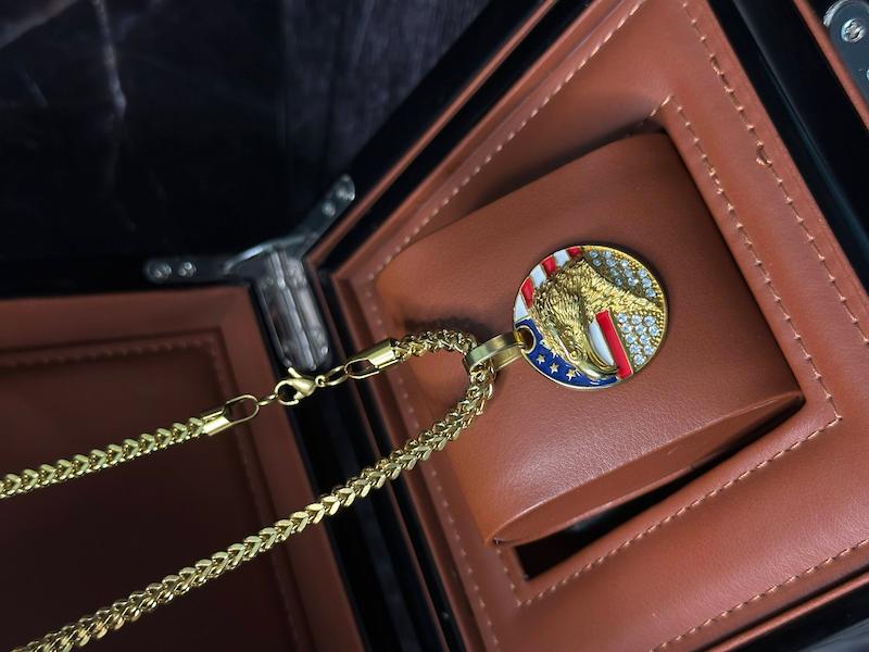 زنجیر چهار وجهی و پلاک عقاب امریکا