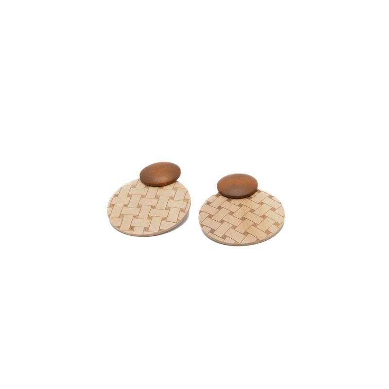گوشواره میخی رنگی، گرد، طرح حصیری (تار و پودی)، کرم-قهوه‌ای A039