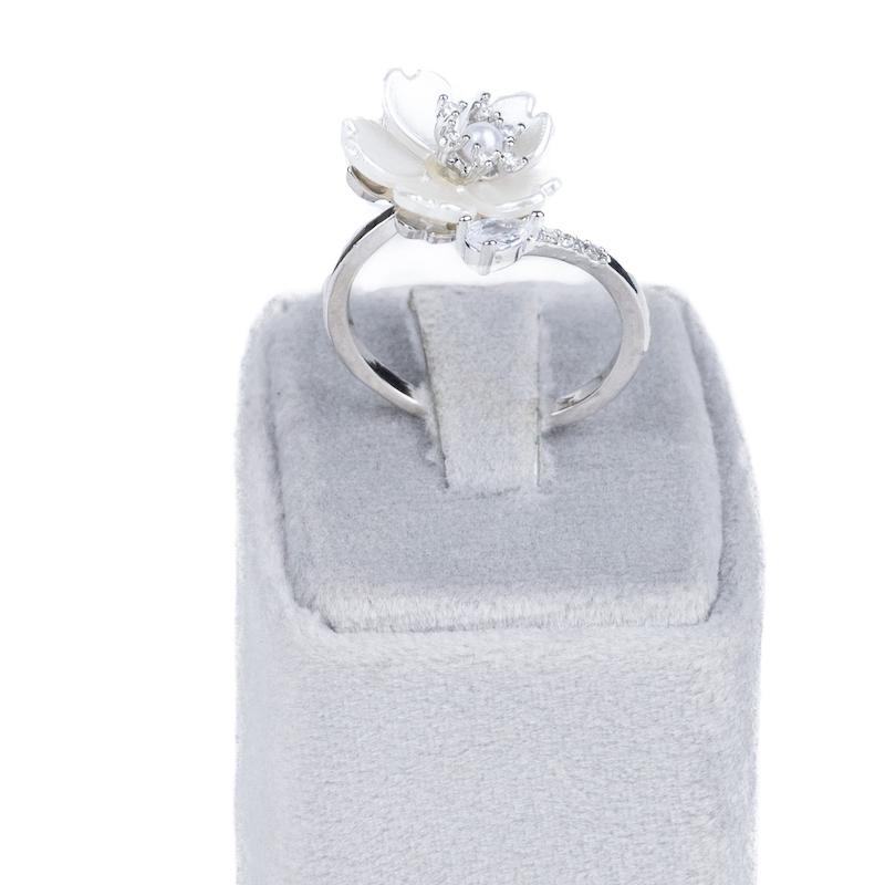 انگشتر فانتزی، طرح گل، ترکیب صدف و نگین، آبکاری رادیوم، کد:B029 