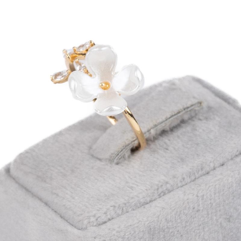 انگشتر فانتزی، طرح شکوفه و شاخه، ترکیب صدف و نگین، آبکاری رادیوم، کد:B028 