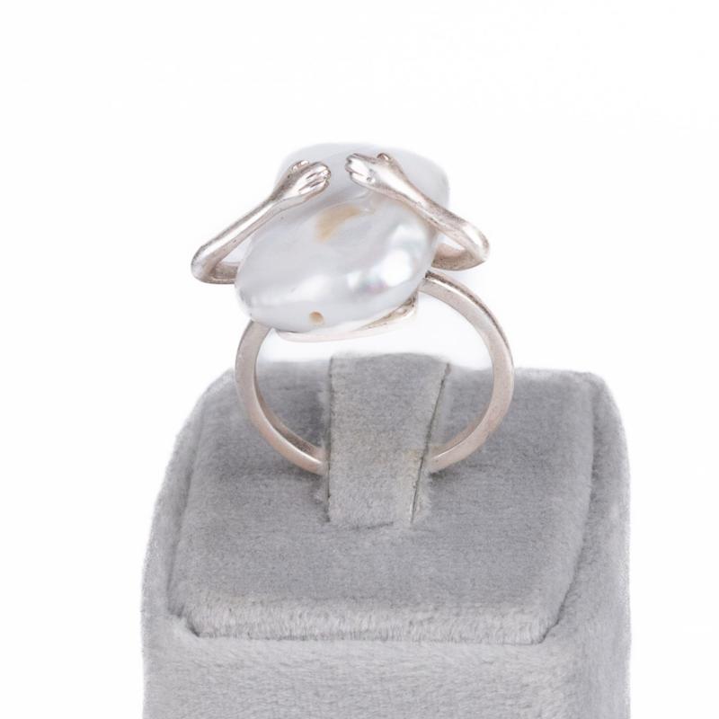 انگشتر فانتزی، طرح آغوش، مراورید باروک مستطیلی، کد: B032