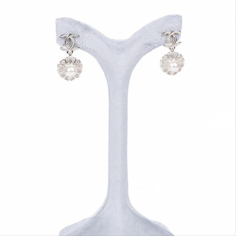 گوشواره میخی طرح شنل، مجلسی، همراه با آویز طرح گل و مروارید، آب نقره، کد: A082