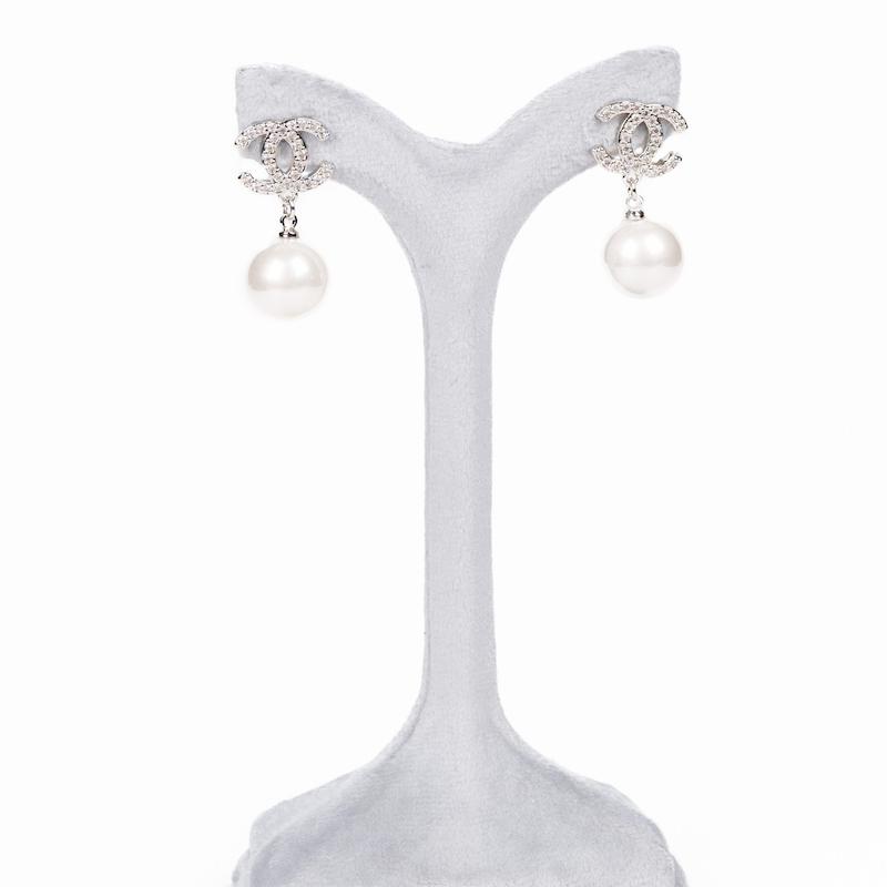 گوشواره میخی طرح شنل، مجلسی، با مروارید و نگین، آب نقره، کد: A082