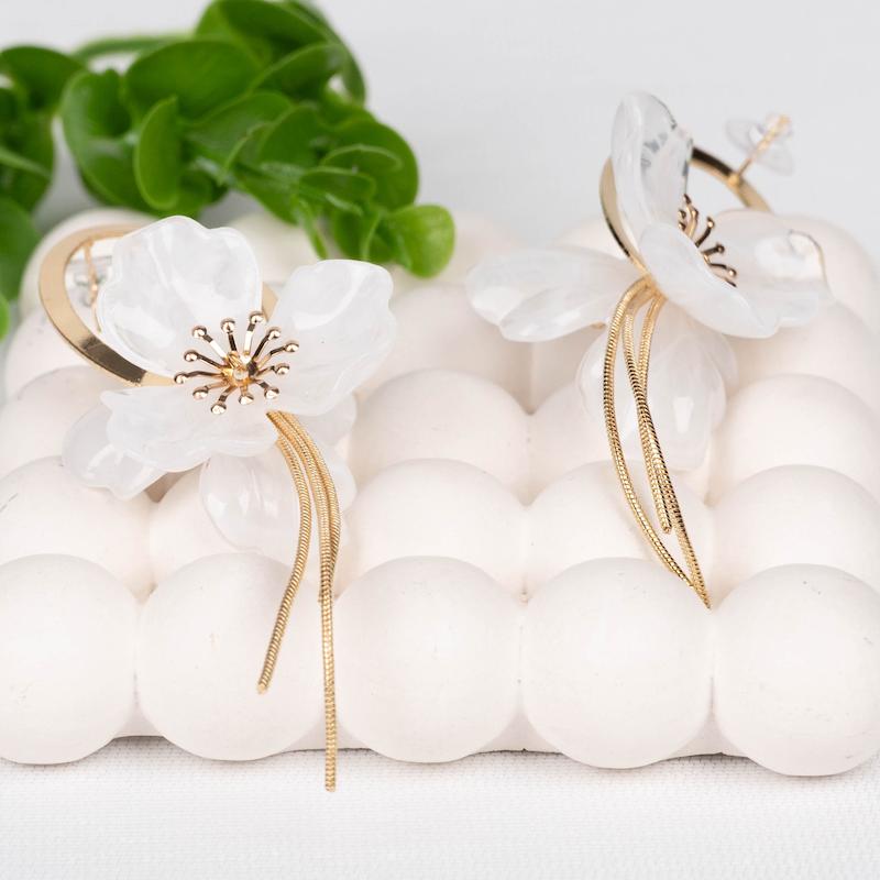 گوشواره میخی فانتزی، رزینی، طرح گل، ریسه‌دار،آبکاری نقره، مینیاتوری کد:A088