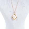 گردنبند مینیمال، با پلاک مروارید باروک و قاب دور طلایی، آبکاری رادیوم، کد: D049