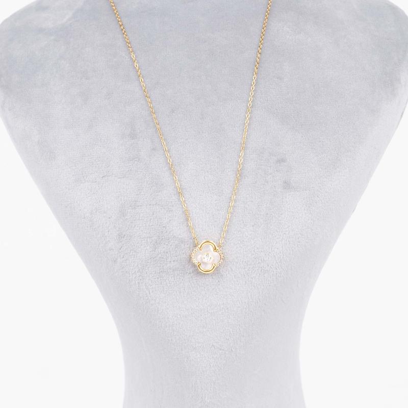 گردنبند مینیمال، با پلاک صدف و نگین، طرح شبدر چهار پر، آبکاری رادیوم، کد: D050