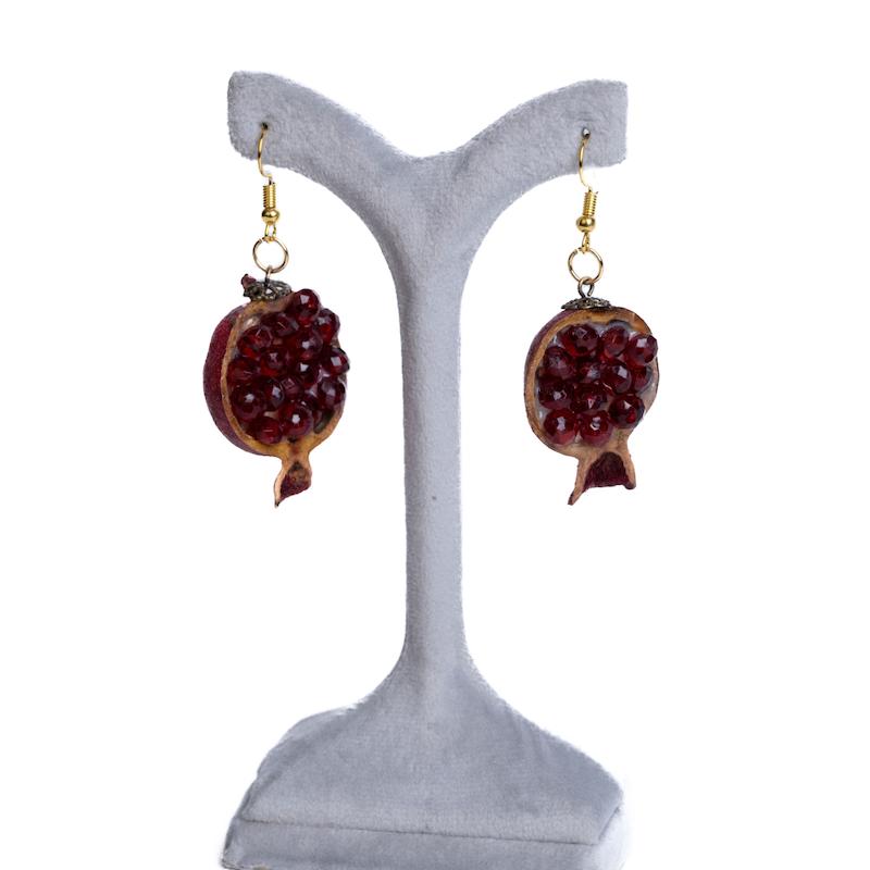 گوشواره طرح انار نیمه، استیل، دانه‌های کریستالی، پوست انار واقعی، کد: A0115