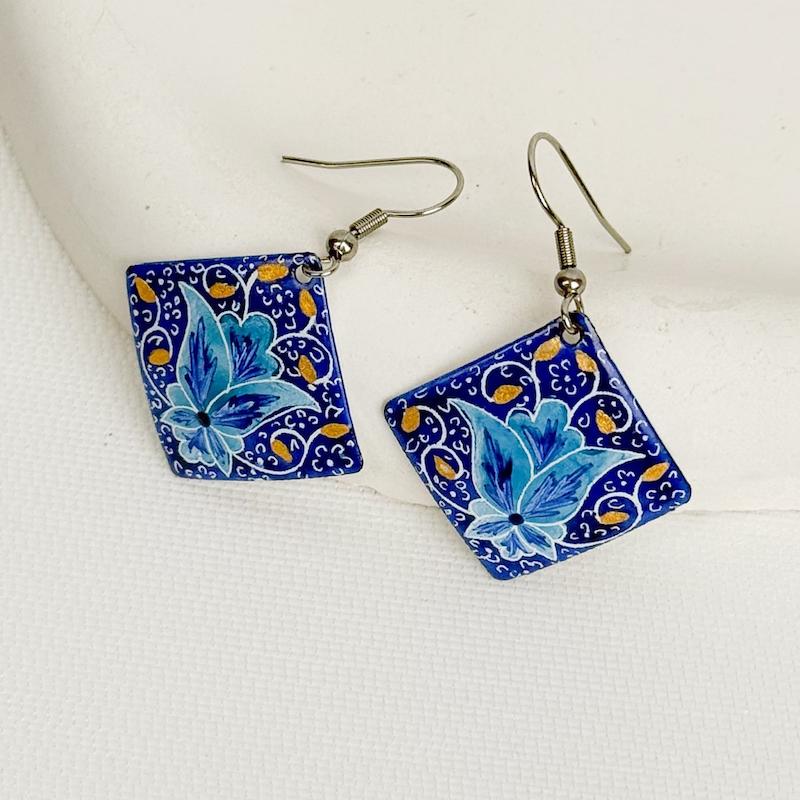 گوشواره دست‌ساز میناکاری لاجوردی، طرح گل فیروزه‌ای، کد: A0126