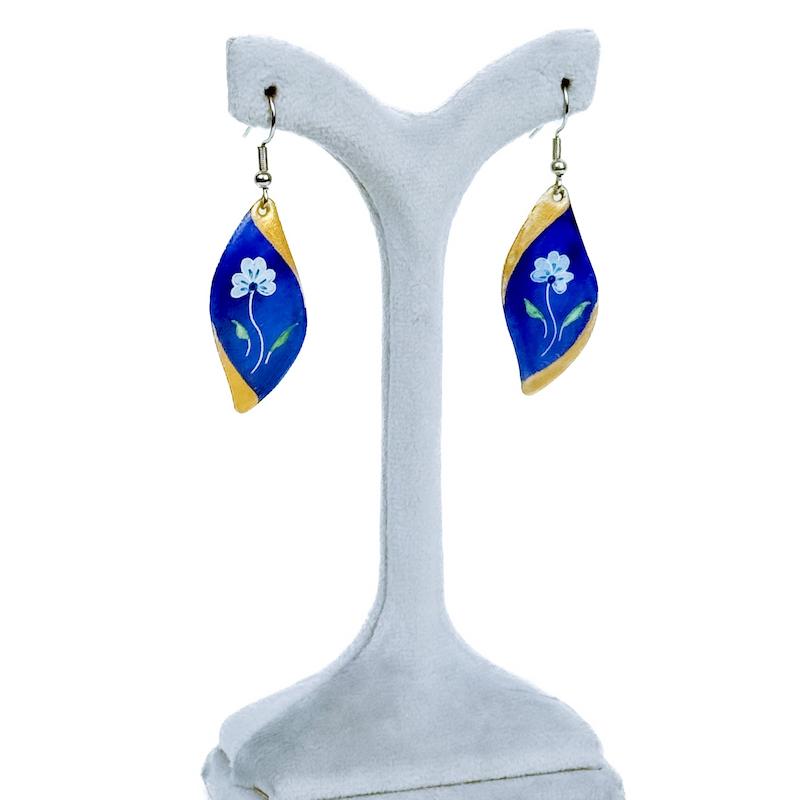 گوشواره دست‌ساز میناکاری لاجوردی طلایی، طرح گل، کد: A0130