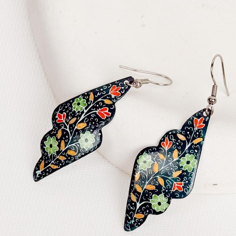 گوشواره میناکاری سبز تیره، باطرح گل و بوته، کد: A0131