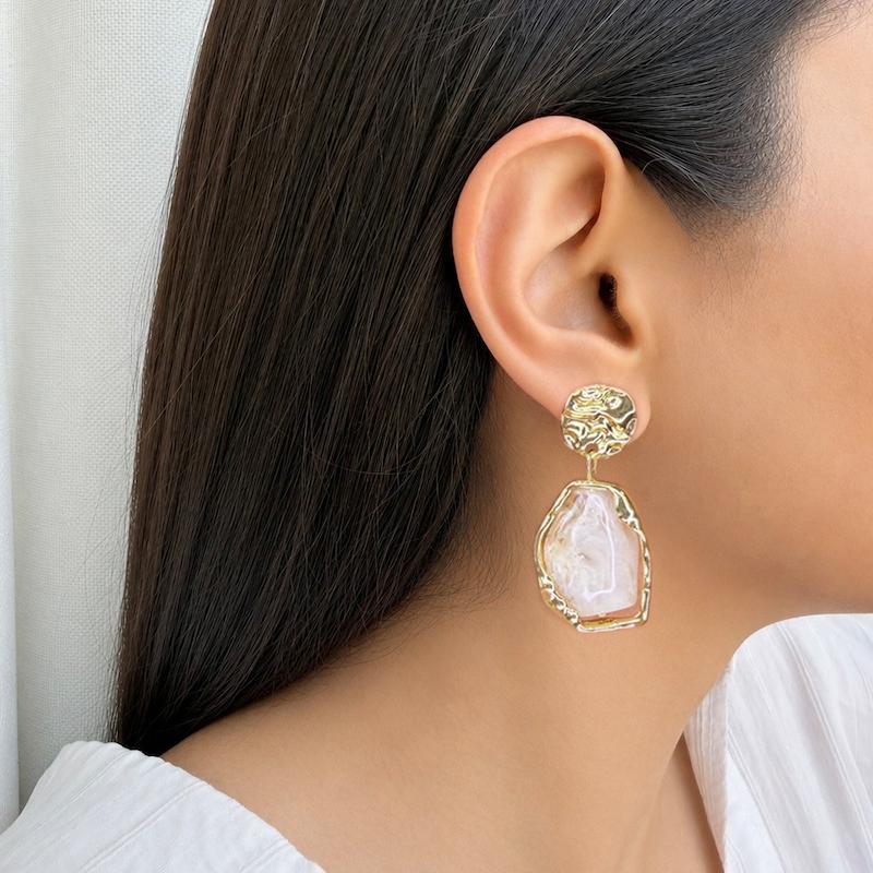 گوشواره طلایی با آویز ماربل کرم