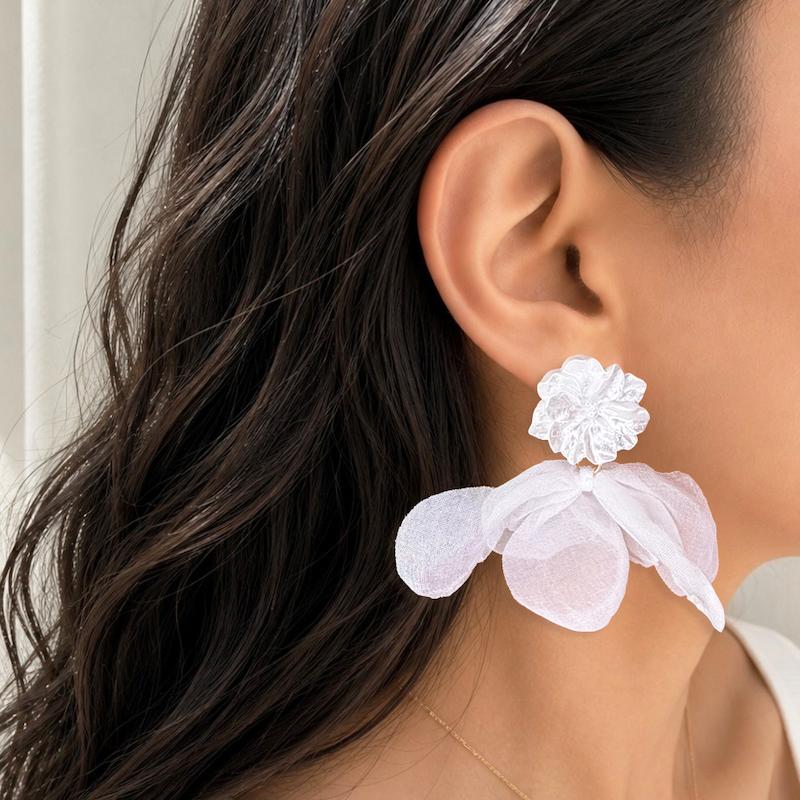 گوشواره پارچه ای با گل سفید