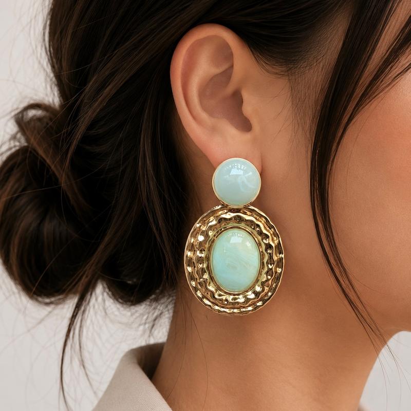 گوشواره بیضی آبی با قاب چکشی طلایی