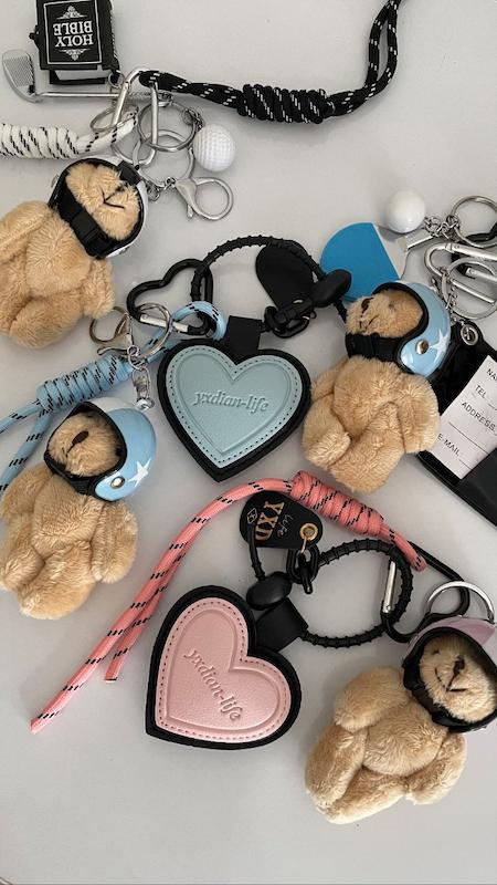 چارم بگ تدی کلاه کاسکت دار