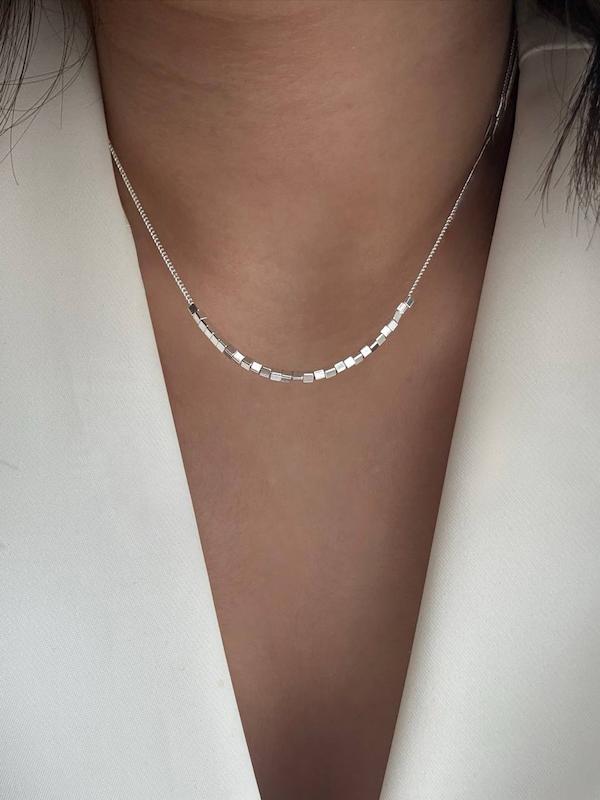 گردنبند مینیمال مربع مربع