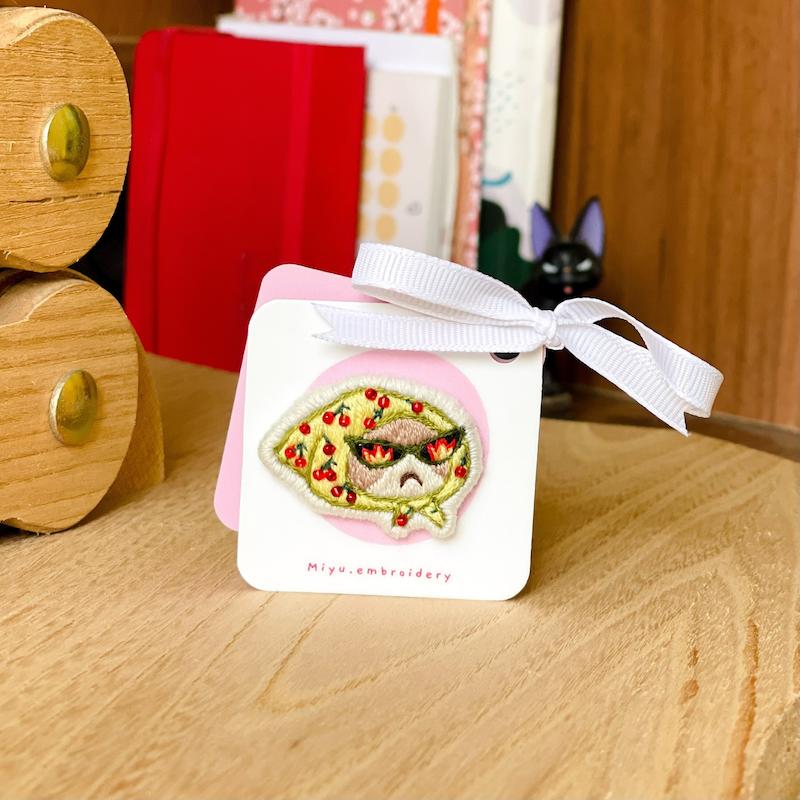 گربه روسری آلبالویی