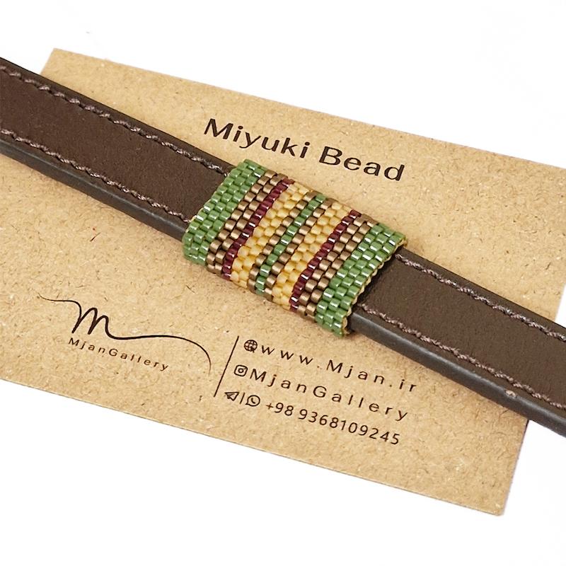 M0598 _ دستبند چرم مردانه 1/4 سانت با منجوق سبز براق، قهوه ای و کرم ( منجوق میوکی )