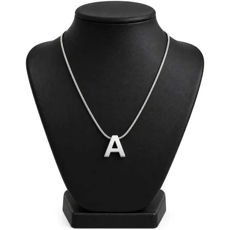 گردنبند حرف A با زنجیر مار روی گردن