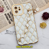 قاب گوشی iPhone 12 آیفون طرح ژله ای پافر لوزی دستبندی مرواریدی گلد لاین دور طلایی محافظ لنز دار سفید کد 767