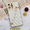قاب گوشی iPhone 14 Pro Max آیفون طرح ژله ای پافر لوزی دستبندی مرواریدی گلد لاین دور طلایی محافظ لنز دار سفید کد 181