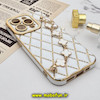 قاب گوشی iPhone 14 Pro آیفون طرح ژله ای پافر لوزی دستبندی مرواریدی گلد لاین دور طلایی محافظ لنز دار سفید کد 168