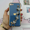 قاب گوشی iPhone 7 - iPhone 8 - iPhone SE 2020 - iPhone SE 2022 آیفون طرح مای کیس گلد لاین لاکچری دستبندی زنجیری قلبی مخملی آویزدار محافظ لنز دار آبی کد 615