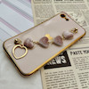 قاب گوشی iPhone 7 - iPhone 8 - iPhone SE 2020 - iPhone SE 2022 آیفون طرح مای کیس گلد لاین لاکچری دستبندی زنجیری قلبی مخملی آویزدار محافظ لنز دار گلبهی کد 616