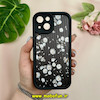 قاب گوشی iPhone 15 آیفون طرح سیلیکونی Solid چرمی کبریتی محافظ لنزدار طرح گل بابونه مشکی کد 28482