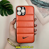 قاب گوشی iPhone 13 Pro Max آیفون پافر چرمی فانتزی Hard محافظ لنز دار طرح NIKE نارنجی کد 16115