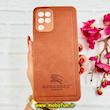 قاب گوشی Galaxy A22 4G / Galaxy M32 4G سامسونگ اورجینال برند BURBERRY 2026 طرح دوخت HARD چرمی محافظ لنزدار عسلی کد 91053