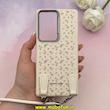قاب گوشی Galaxy S25 Ultra سامسونگ لدر دیزاین SOFT Lether Design فانتزی سیلیکونی طرح چرمی دارای آویزبند با گل های کیوت کرم کد 1-15-102217