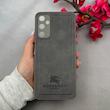 قاب گوشی Galaxy A05S سامسونگ اورجینال برند BURBERRY 2026 طرح دوخت HARD چرمی محافظ لنزدار خاکستری کد 96412