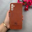 قاب گوشی Galaxy A14 سامسونگ اورجینال برند BURBERRY 2026 طرح دوخت HARD چرمی محافظ لنزدار قهوه ای کد 96415