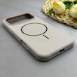 قاب گوشی iPhone 17 Pro Max آیفون سیلیکونی اورجینال پاک کنی مگ سیف دار Magsafe درجه یک زیربسته کرم کد 130316