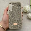 قاب گوشی Galaxy S23 FE سامسونگ نگین دار سواروسکی SWAROVSKI پلاک فلزی طلایی کد 153034