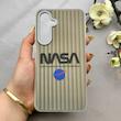 قاب گوشی Galaxy S24 FE سامسونگ کرکره ای لیزری سخت Hard براش اسپرت لنزسیلور طرح NASA کد 152243