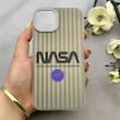 قاب گوشی iPhone 13 - iPhone 14 آیفون کرکره ای لیزری سخت Hard براش اسپرت لنزسیلور طرح NASA کد 152269