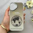 قاب گوشی iPhone 17 آیفون کرکره ای لیزری سخت Hard براش اسپرت لنزسیلور طرح نشنال جئوگرافیک کد 152332