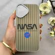 قاب گوشی iPhone 16 آیفون کرکره ای لیزری سخت Hard براش اسپرت لنزسیلور طرح NASA کد 152339