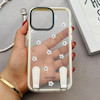 قاب گوشی iPhone 15 Pro Max آیفون طلقی شفاف شیشه ای فانتزی دارای آویزبند چرمی فلزی طرح گل های بابونه کد 153825