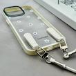 قاب گوشی iPhone 15 Pro Max آیفون طلقی شفاف شیشه ای فانتزی دارای آویزبند چرمی فلزی طرح گل های بابونه کد 153825
