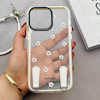 قاب گوشی iPhone 14 Pro Max آیفون طلقی شفاف شیشه ای فانتزی دارای آویزبند چرمی فلزی طرح گل های بابونه کد 153826
