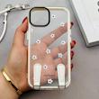 قاب گوشی iPhone 13 - iPhone 14 آیفون طلقی شفاف شیشه ای فانتزی دارای آویزبند چرمی فلزی طرح گل های بابونه کد 153830