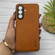 قاب گوشی Galaxy A37 سامسونگ اورجینال برند DADOO دادوو 2026 طرح دوخت HARD چرمی محافظ لنزدار عسلی کد 157215