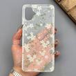 قاب گوشی Galaxy A06 سامسونگ شفاف پشت طلقی شیشه‌ای دور ژله ای طرح گل سفید