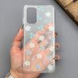 قاب گوشی Galaxy A32 4G سامسونگ شفاف پشت طلقی شیشه‌ای دور ژله ای طرح گل آبی