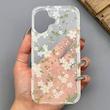 قاب گوشی iPhone 17 آیفون شفاف پشت طلقی شیشه‌ای دور ژله ای طرح گل سفید 