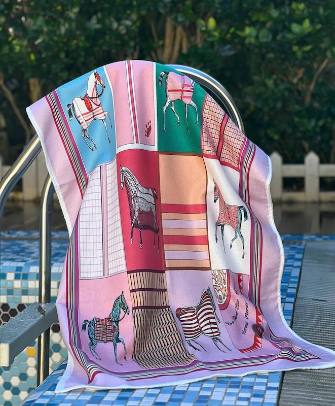 حوله استخری هرمس صورتی